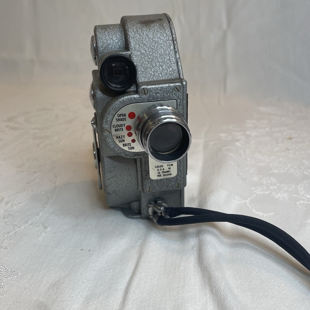 Vintage Revere Model 87 8mm Movie Camera UNTESTED - Picture 2 of 7